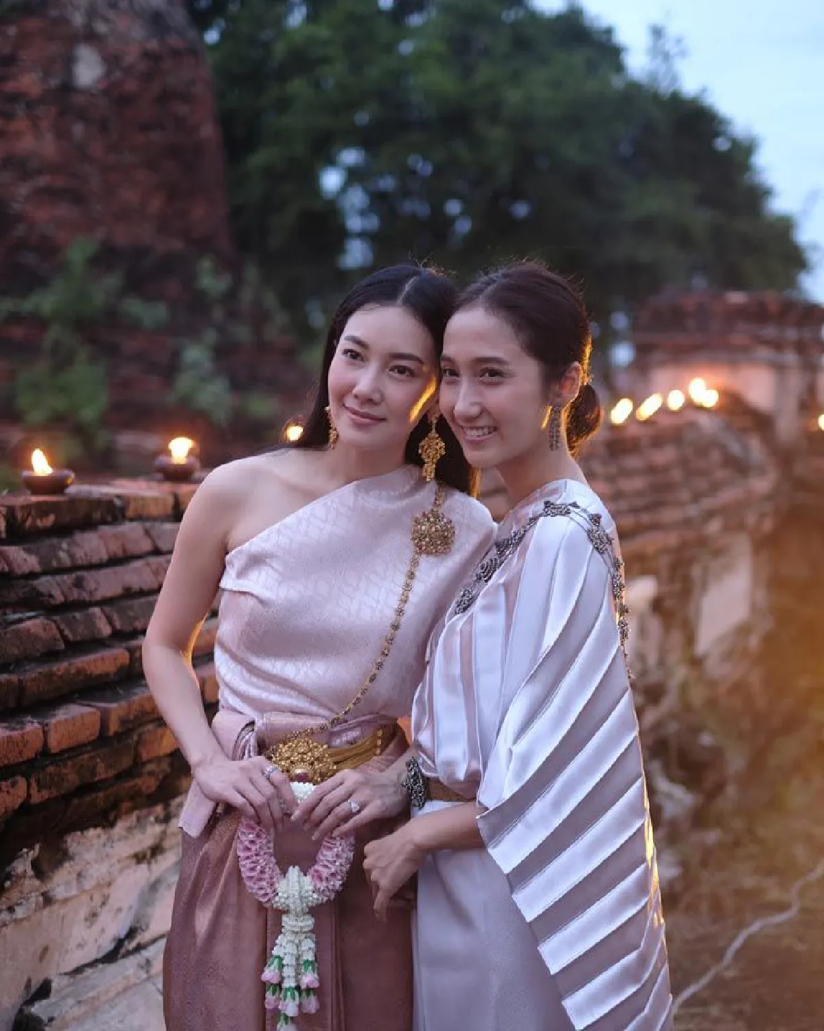 อิ่มบุญอิ่มใจ! นุ่น วรนุช ห่มสไบสีชมพูสวยหวานไปทำบุญที่อยุธยา