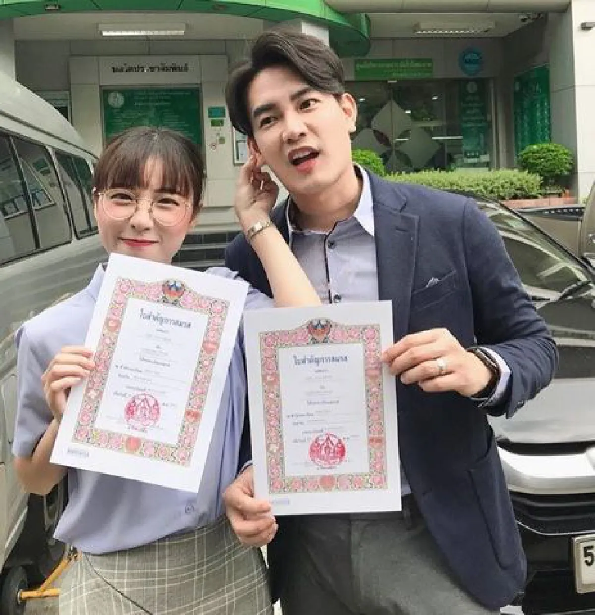 เปลี่ยนใจไม่ทันละนะ! ฟลุค-แอปเปิ้ล ควงคู่จดทะเบียนสมรสหวานชื่น
