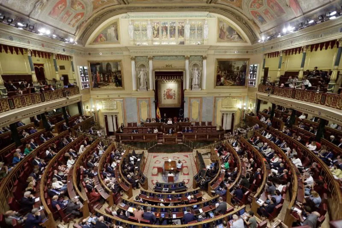 "ไม่ไว้วางใจ" สภาสเปนโหวตไล่นายก เซ่นปมทุจริต