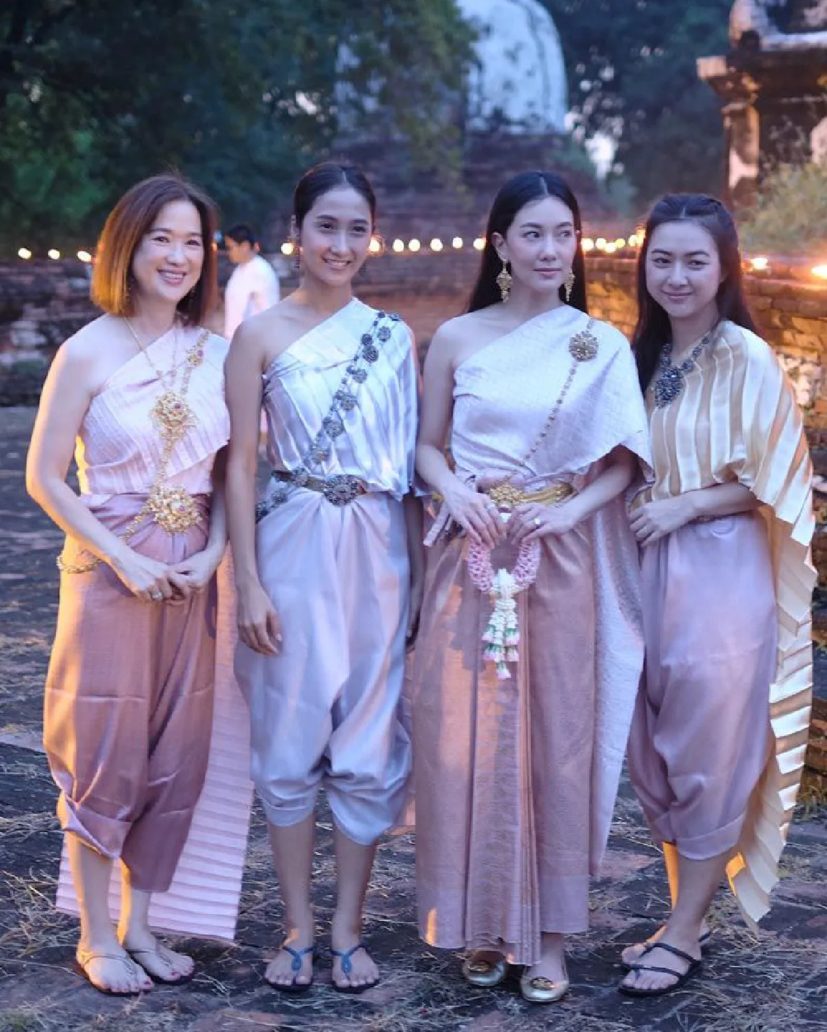 อิ่มบุญอิ่มใจ! นุ่น วรนุช ห่มสไบสีชมพูสวยหวานไปทำบุญที่อยุธยา