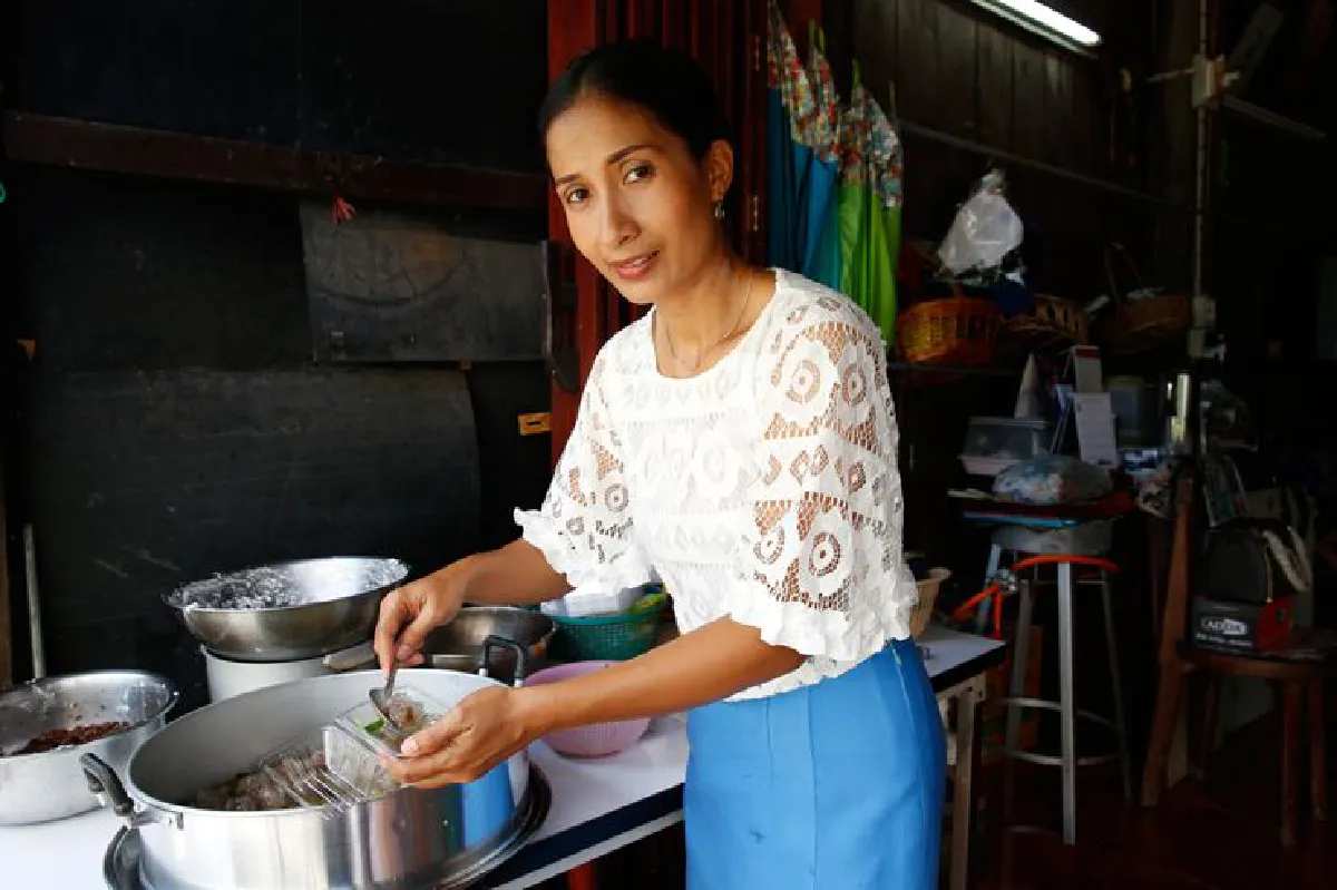 นั่งรถไฟจะไป ‘วังกรด’ เงียบสงบและเชื่องช้า