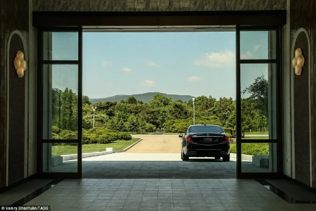 สื่อรัสเซียเผยภาพแรกคฤหาสน์สุดหรูท่านผู้นำคิมจองอึน