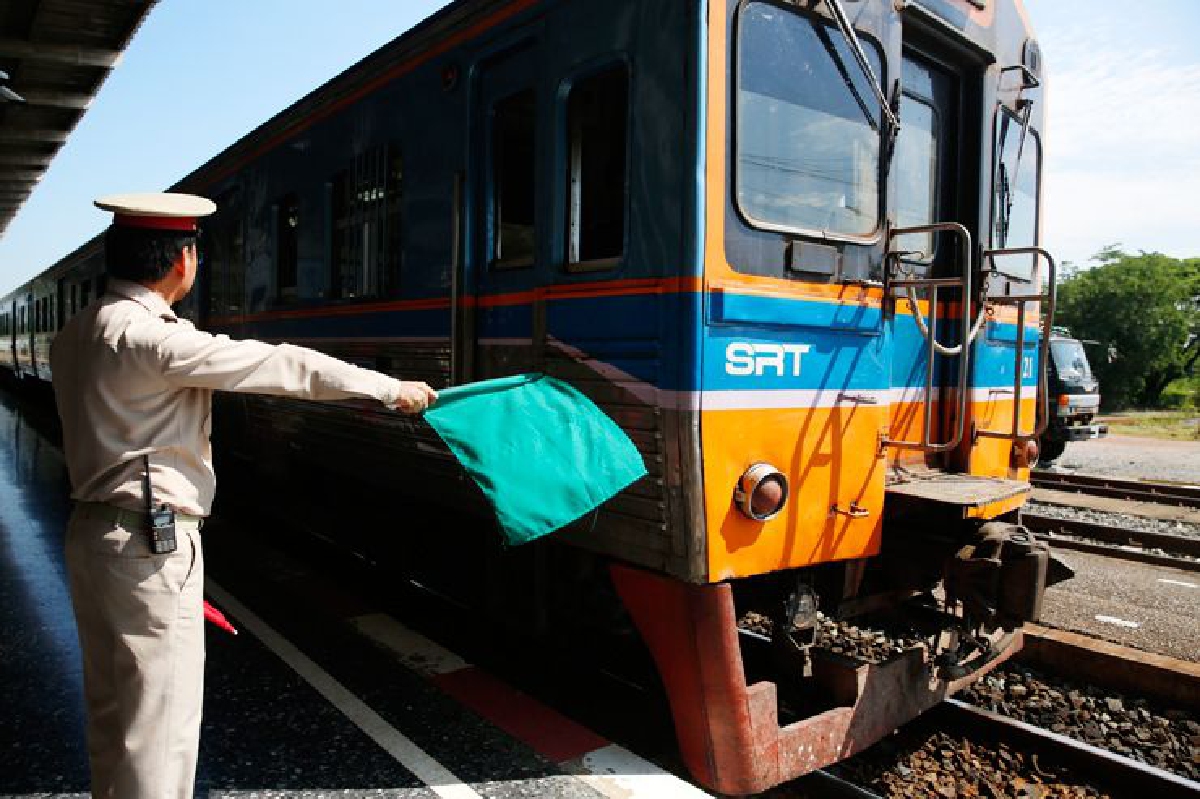 นั่งรถไฟจะไป ‘วังกรด’ เงียบสงบและเชื่องช้า นั่งรถไฟจะไป ‘วังกรด’ เงียบสงบและเชื่องช้า