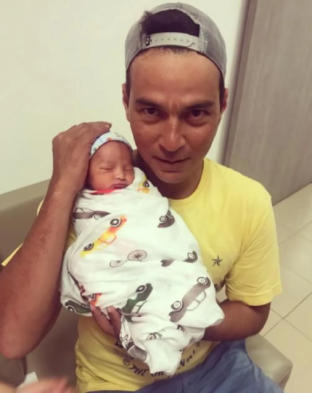 ชาคริต รับขวัญหลาน น้องมิก้า ลูกชายเพื่อนซี้ เรย์ แมคโดนัลด์