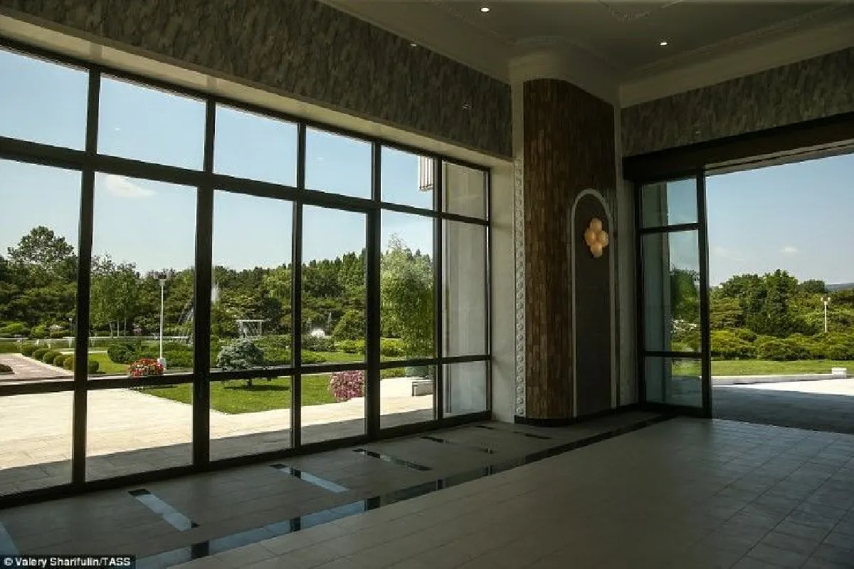 สื่อรัสเซียเผยภาพแรกคฤหาสน์สุดหรูท่านผู้นำคิมจองอึน