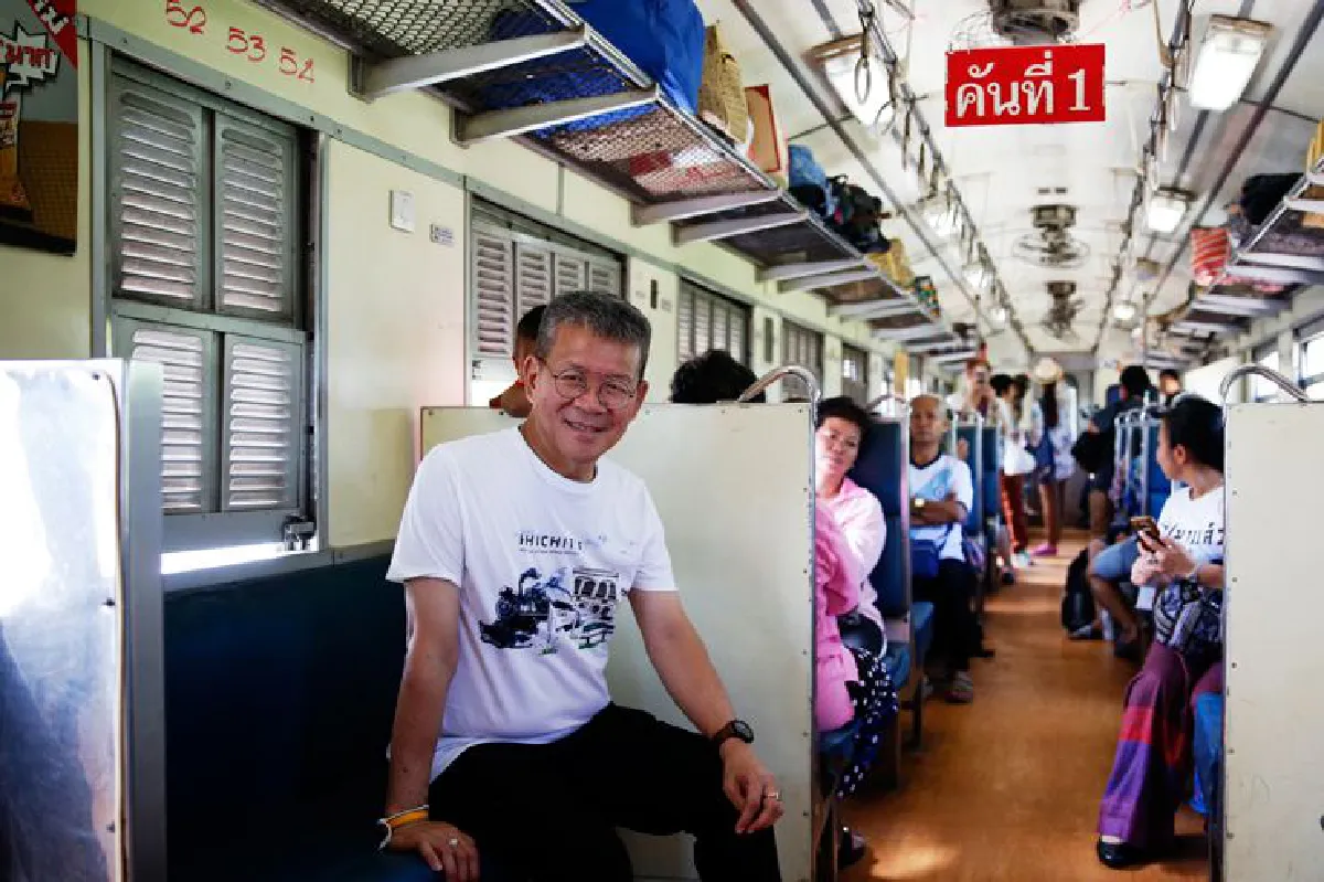 นั่งรถไฟจะไป ‘วังกรด’ เงียบสงบและเชื่องช้า