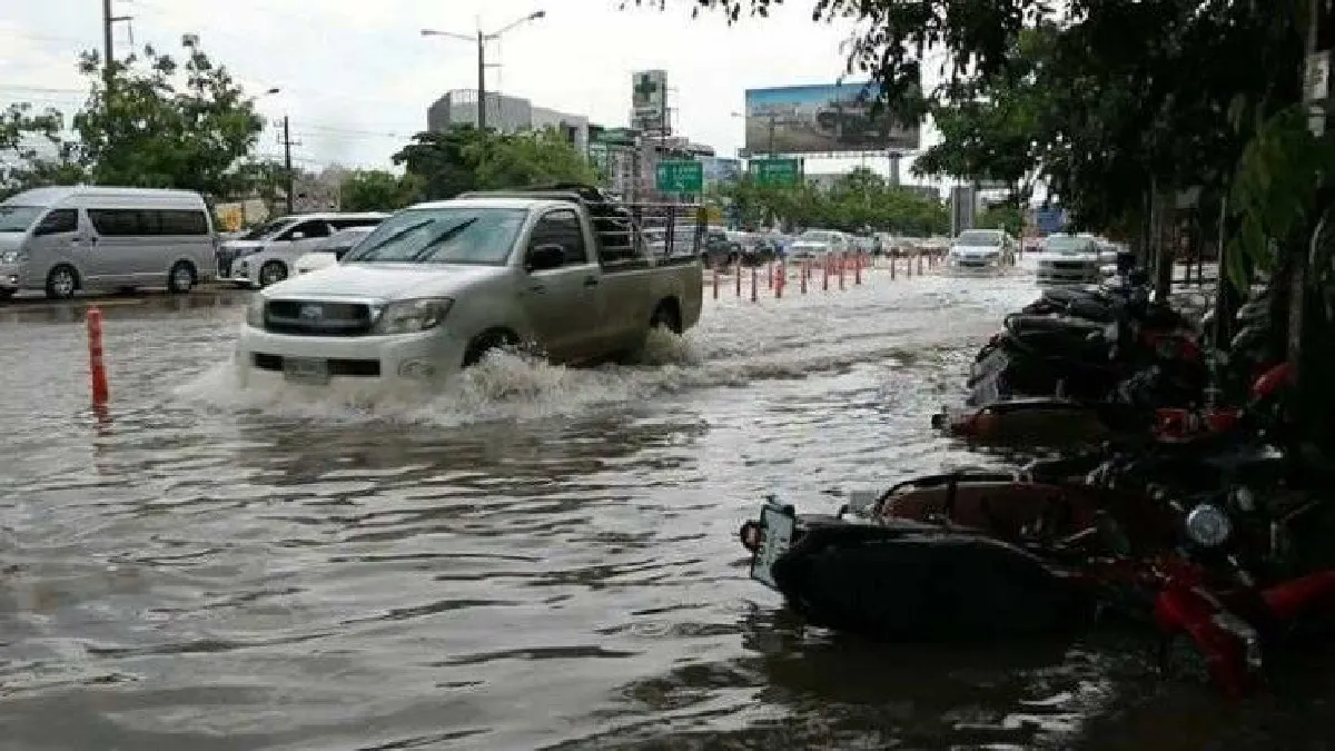 พายุถล่มขอนแก่น! น้ำท่วมรอระบายทั้งเมือง