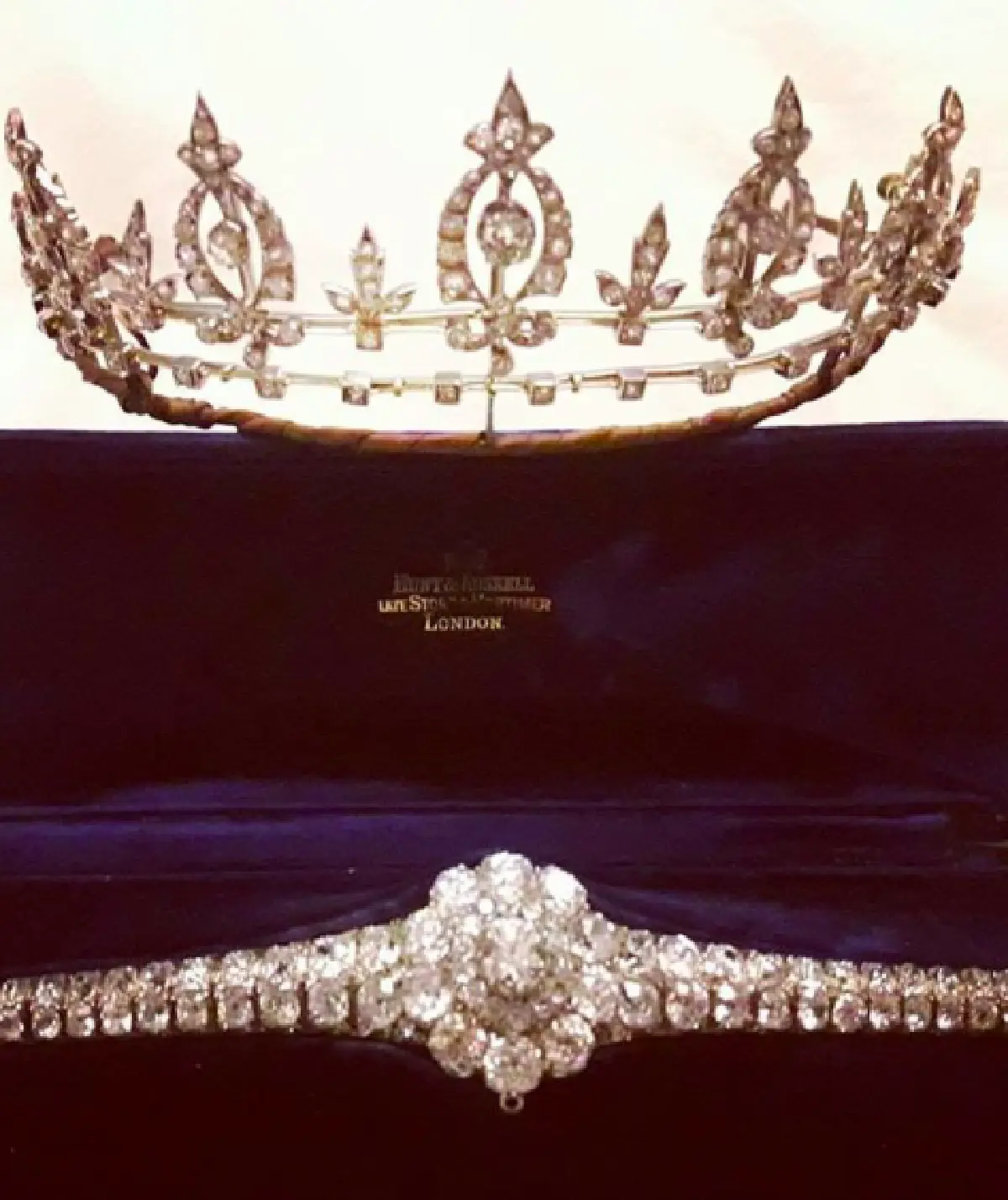 งดงามที่สุด “แอฟ ทักษอร” ในชุดไทยโบราณและเครื่องเพชร ที่มูลค่ารวมกว่า 50 ล้านบาท