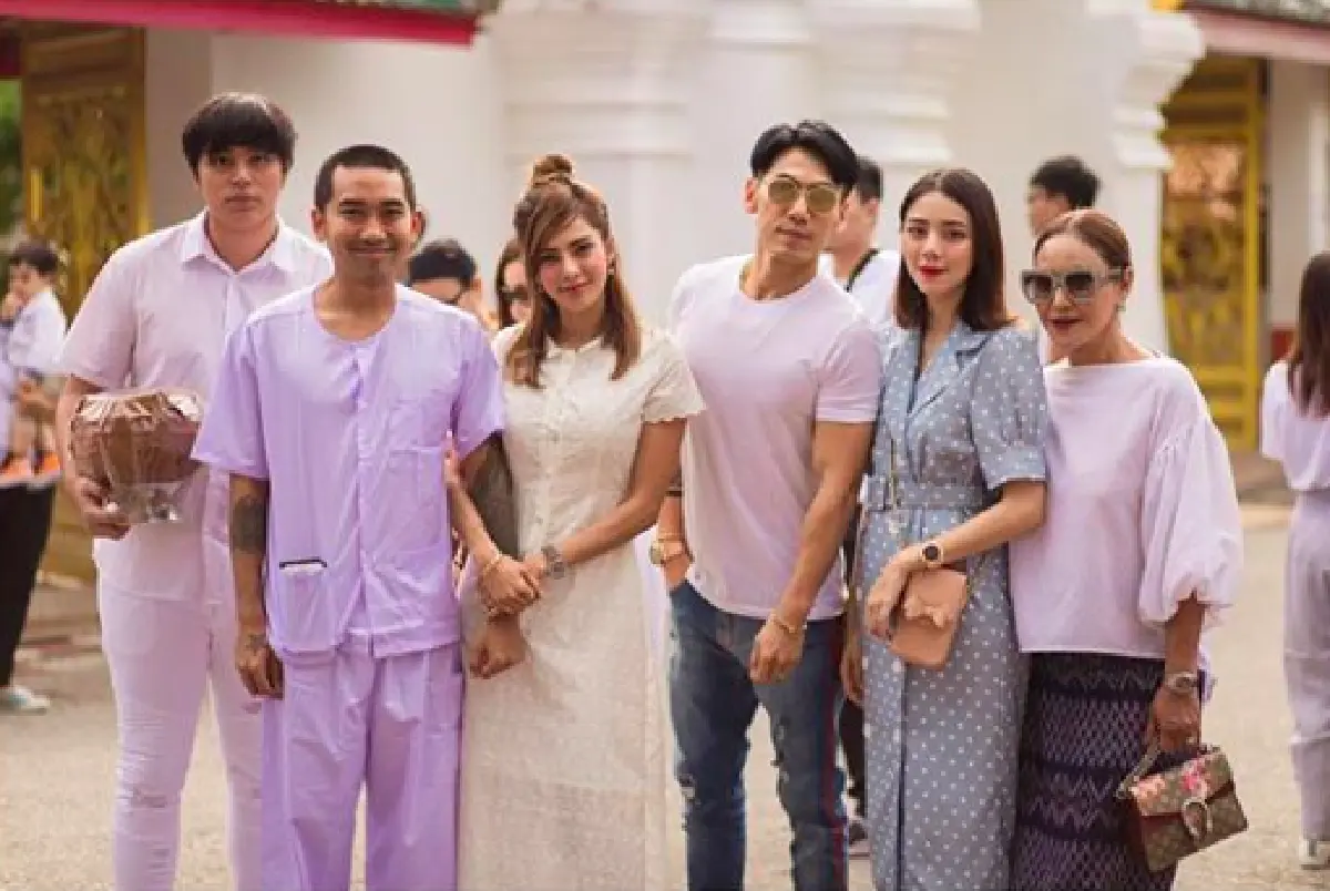 “บอล” เข้าสู่ร่มกาสาวพัสตร์อีกครั้ง ท่ามกลางบรรยากาศอบอุ่น “อุ้ม” ทำหน้าที่ถือหมอน