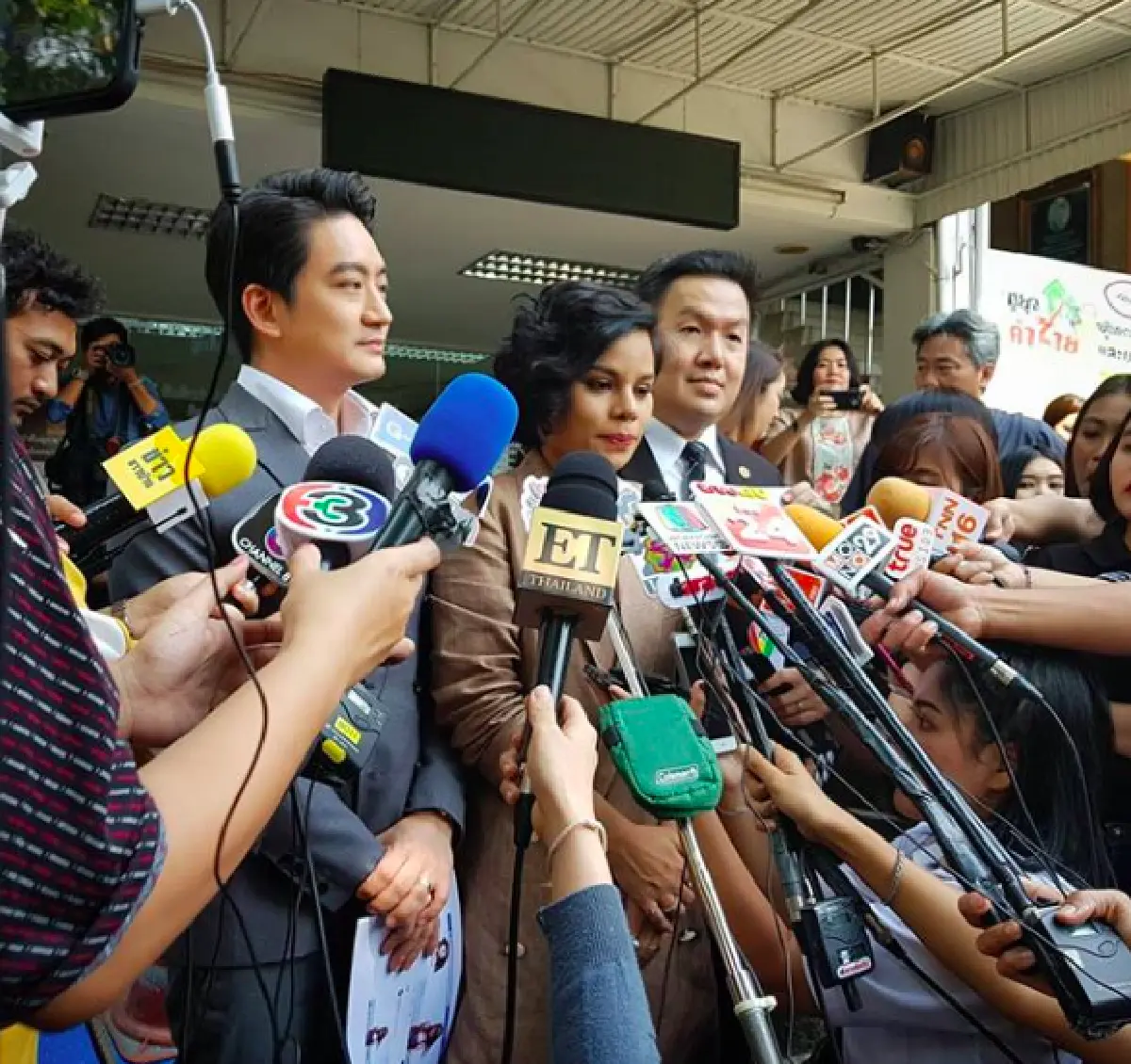 เอาผิดผู้แอบอ้าง! "หมอโอ๊ค" ควง "โอปอล์” เข้าแจ้งความ หลังโดนอ้างชื่อขายสินค้าลดความอ้วน