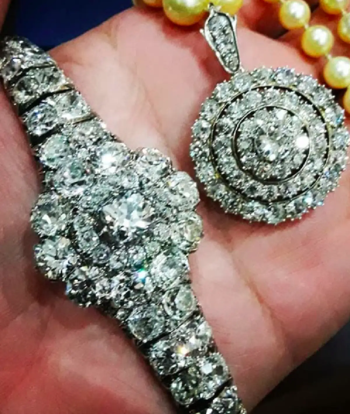 งดงามที่สุด “แอฟ ทักษอร” ในชุดไทยโบราณและเครื่องเพชร ที่มูลค่ารวมกว่า 50 ล้านบาท