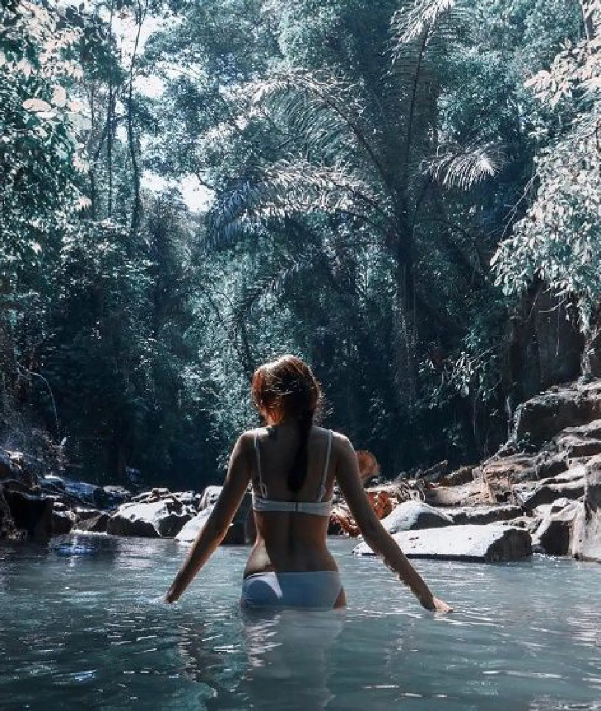 จัดว่าเด็ด! โฟร์ ศกลรัตน์ โชว์แซ่บนุ่งบิกินี่สีขาวเล่นน้ำตกที่บาหลี