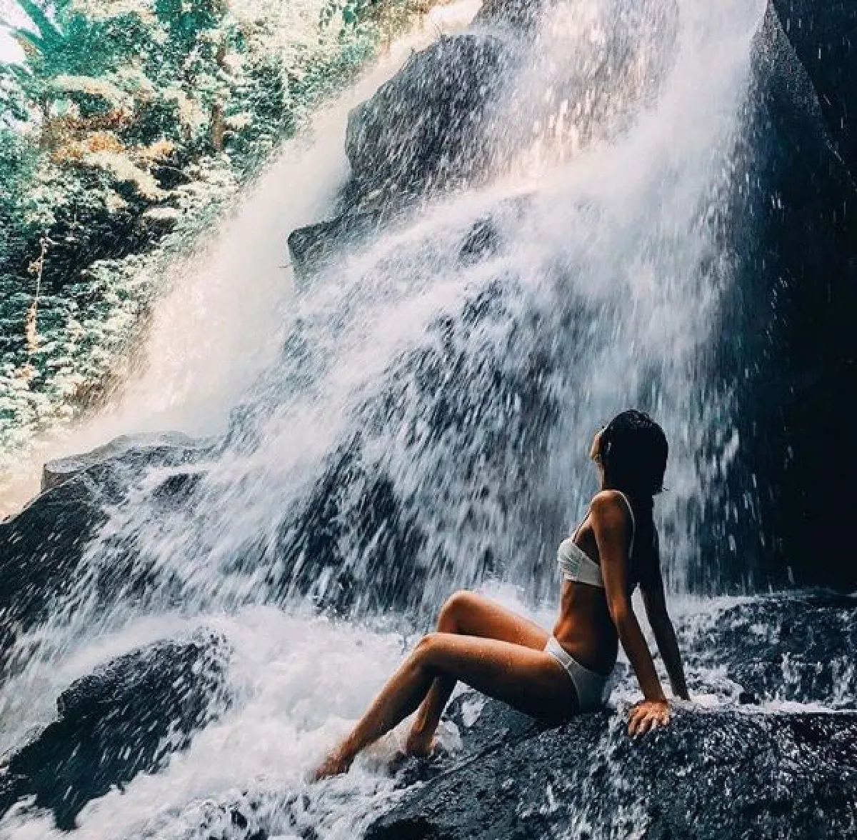 จัดว่าเด็ด! โฟร์ ศกลรัตน์ โชว์แซ่บนุ่งบิกินี่สีขาวเล่นน้ำตกที่บาหลี