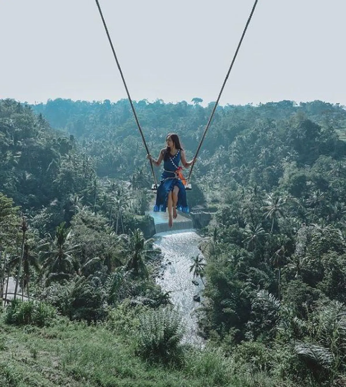 จัดว่าเด็ด! โฟร์ ศกลรัตน์ โชว์แซ่บนุ่งบิกินี่สีขาวเล่นน้ำตกที่บาหลี