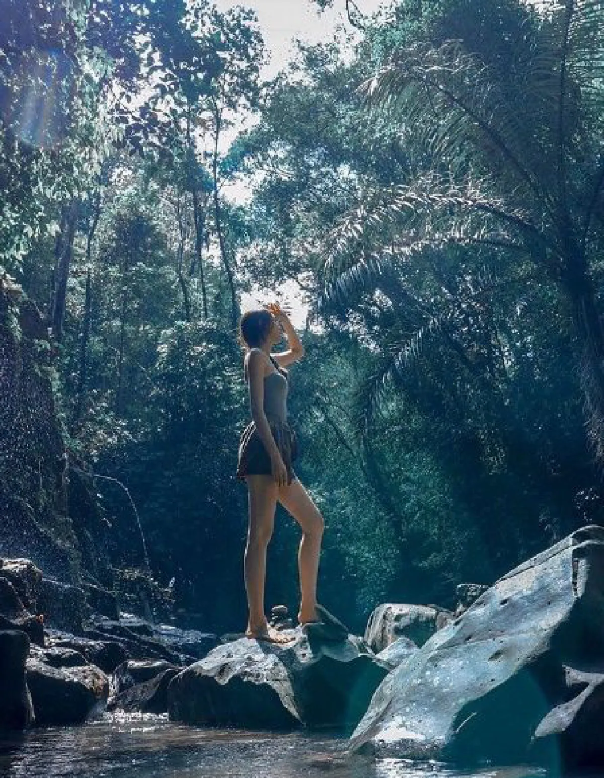 จัดว่าเด็ด! โฟร์ ศกลรัตน์ โชว์แซ่บนุ่งบิกินี่สีขาวเล่นน้ำตกที่บาหลี