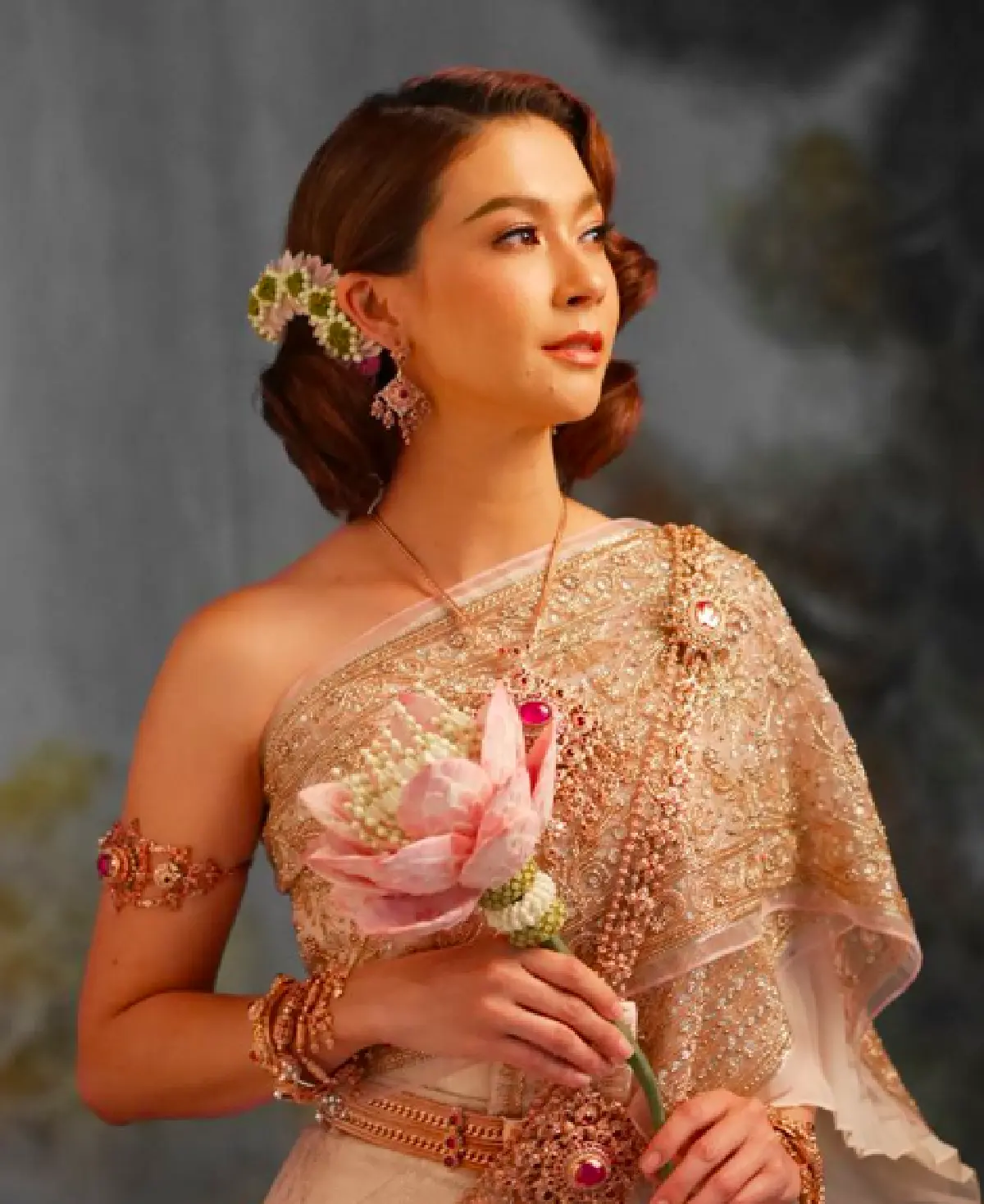 สวยดุจนางในวรรณคดี! “เอมี่” สวยสะกดทุกสายตากับชุดไทย