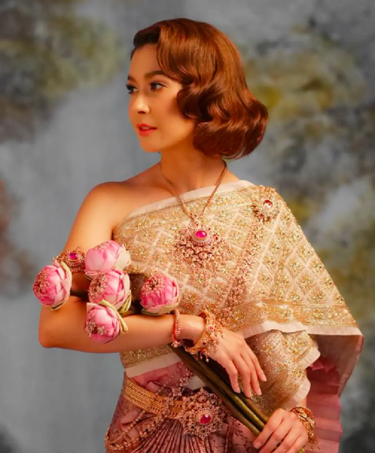 สวยดุจนางในวรรณคดี! “เอมี่” สวยสะกดทุกสายตากับชุดไทย