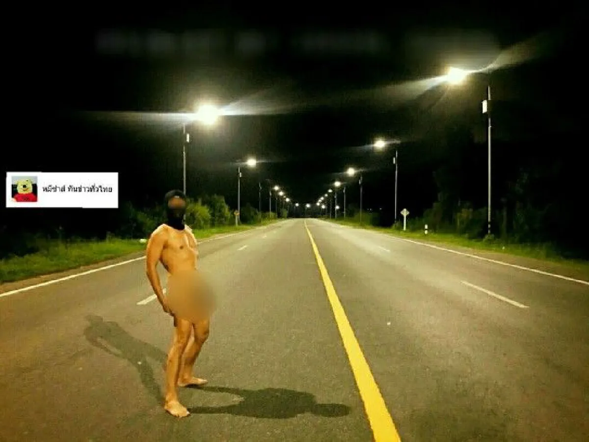 กลุ่มชายสุดคึกเปลือยกายถ่ายรูปกลางป่าชายเลน-ทำท่ามีเซ็กส์บนถนน