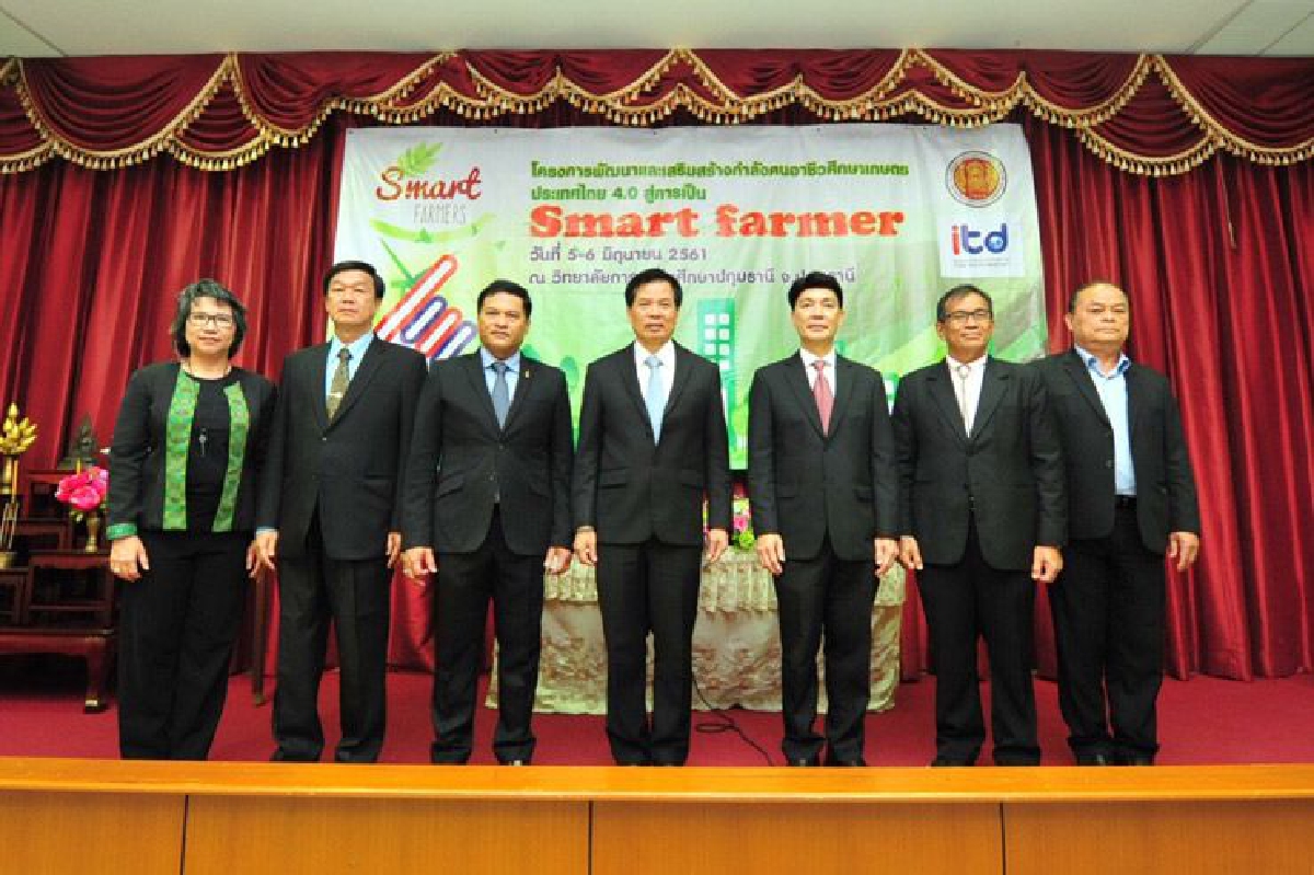 อาชีวะ ยกระดับผู้เรียนอาชีวศึกษาเกษตรสู่ Smart Farmer อาชีวะ ยกระดับผู้เรียนอาชีวศึกษาเกษตรสู่ Smart Farmer