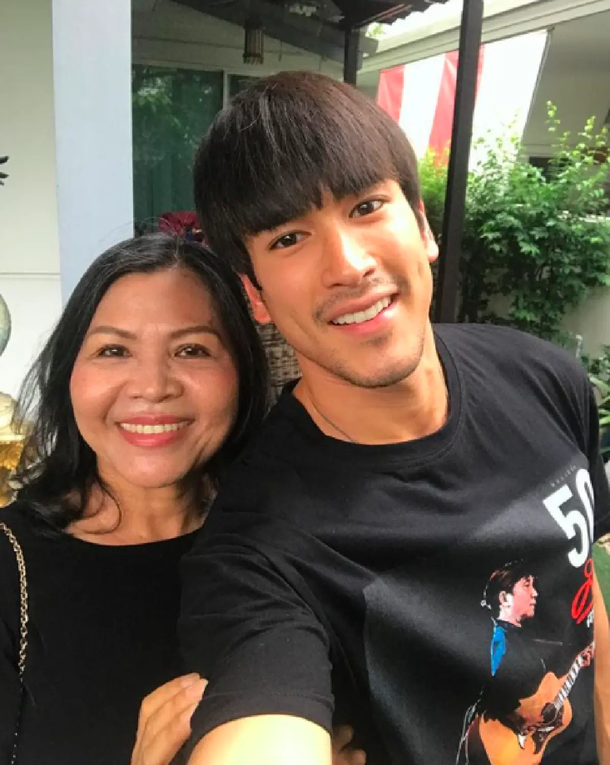 พระเอกสายบุญ! “ณเดชน์-แม่แก้ว” พร้อมด้วยเหล่า FC ร่วมเลี้ยงอาหารน้องๆ นักเรียนโรงเรียนตชด.