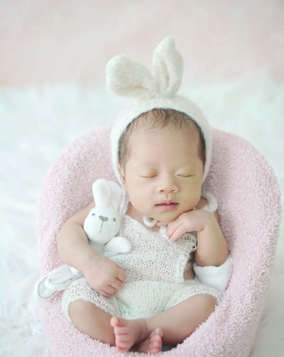 ส่องภาพ “น้องริสา” ลูกสาววัย 26 วัน ถ่ายภาพเซ็ทแรกในชีวิต
