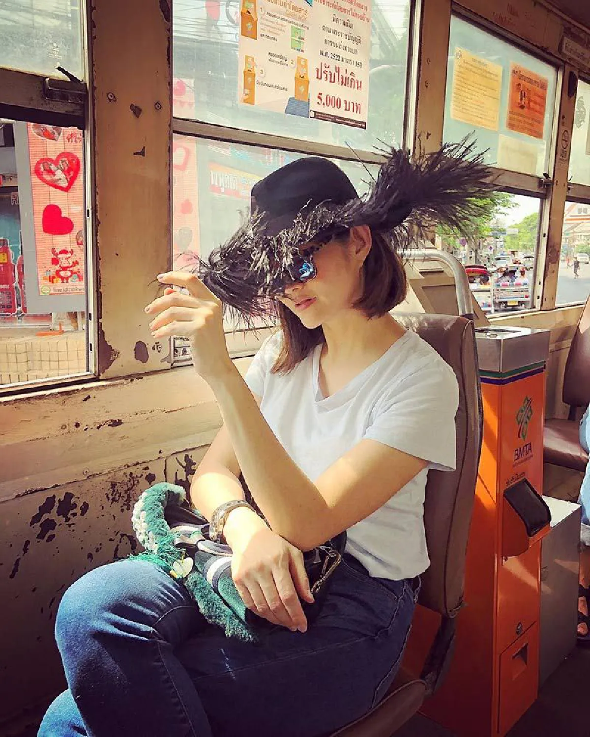 อยู่ที่ไหนก็ชิคได้! สู่ขวัญ บูลกุล ยังสวยเป๊ะ..ขณะนั่งรถเมล์ไปสำเพ็ง