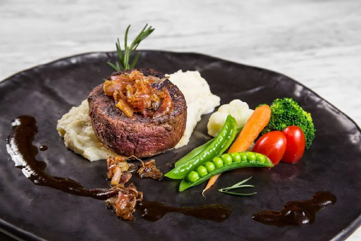 เปิดประสบการณ์ใหม่กับอาหารหลากหลายสัญชาติและช็อคโกแลตบาร์ เครื่องดื่มแนวใหม่ ณ ห้องอาหารลีลาวดี โรงแรมเมอเวนพิค สุขุมวิท 15 กรุงเทพ