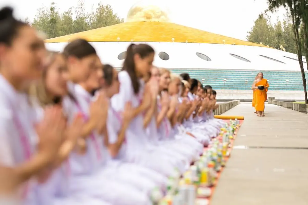 20 สาวงามนิวซีแลนด์ เก็บตัวเมืองไทย! สัมผัสวิถีชาวพุทธ..ใส่ชุดขาวเข้าวัดธรรมกาย