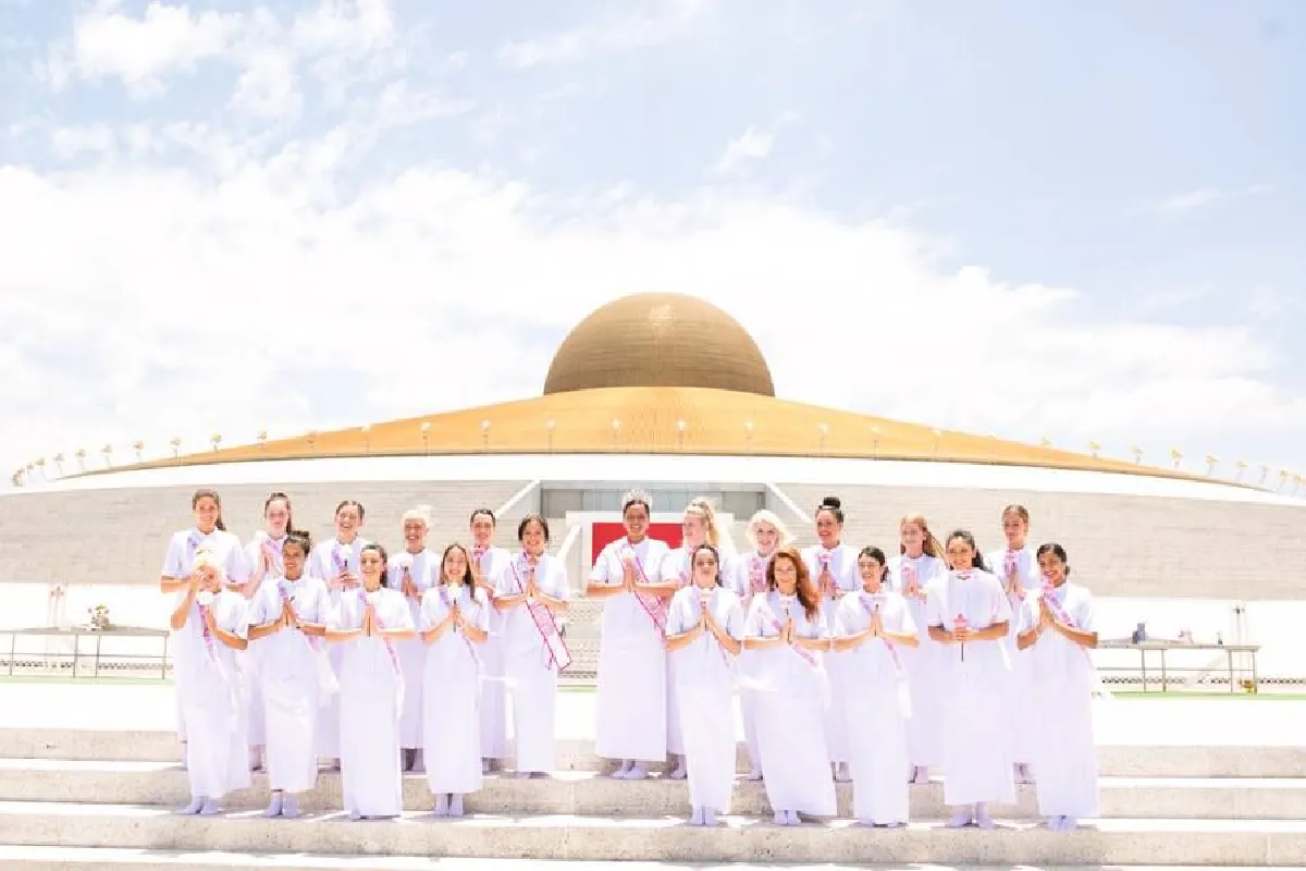 20 สาวงามนิวซีแลนด์ เก็บตัวเมืองไทย! สัมผัสวิถีชาวพุทธ..ใส่ชุดขาวเข้าวัดธรรมกาย