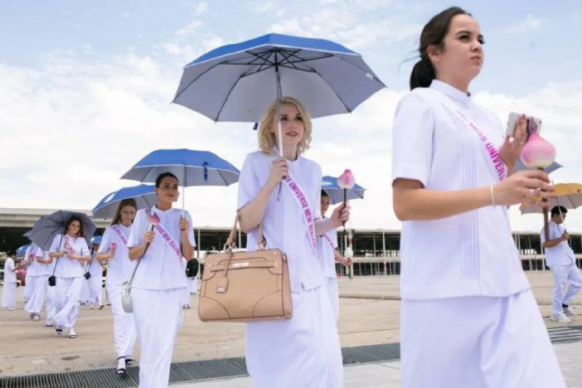 20 สาวงามนิวซีแลนด์ เก็บตัวเมืองไทย! สัมผัสวิถีชาวพุทธ..ใส่ชุดขาวเข้าวัดธรรมกาย