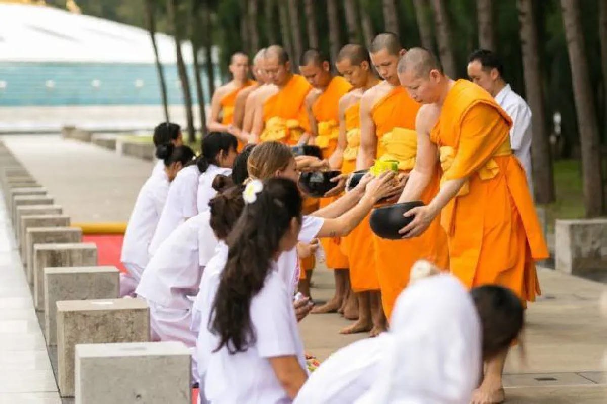20 สาวงามนิวซีแลนด์ เก็บตัวเมืองไทย! สัมผัสวิถีชาวพุทธ..ใส่ชุดขาวเข้าวัดธรรมกาย