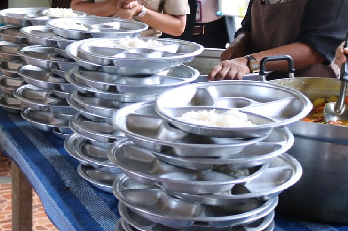 ศึกษาธิการสุราษฎร์ฯหารือผู้ว่าฯลงโทษผอ.ขนมจีนคลุกน้ำปลา ศึกษาธิการสุราษฎร์ฯหารือผู้ว่าฯลงโทษผอ.ขนมจีนคลุกน้ำปลา