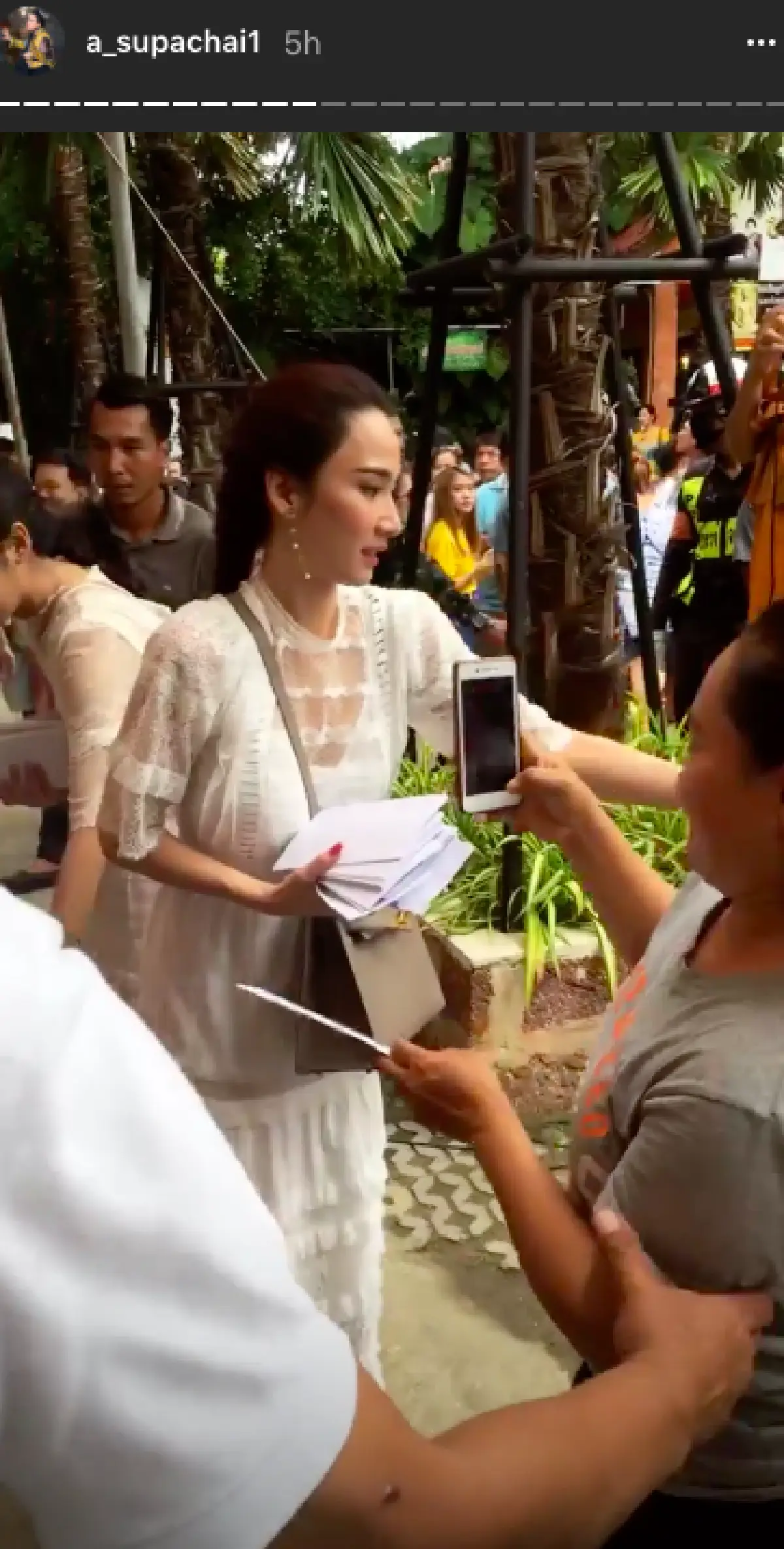 นางฟ้าบนดิน! “อั้ม” พร้อมแก๊งเพื่อนซี้ ร่วมแจกทาน 1,000 ชุด