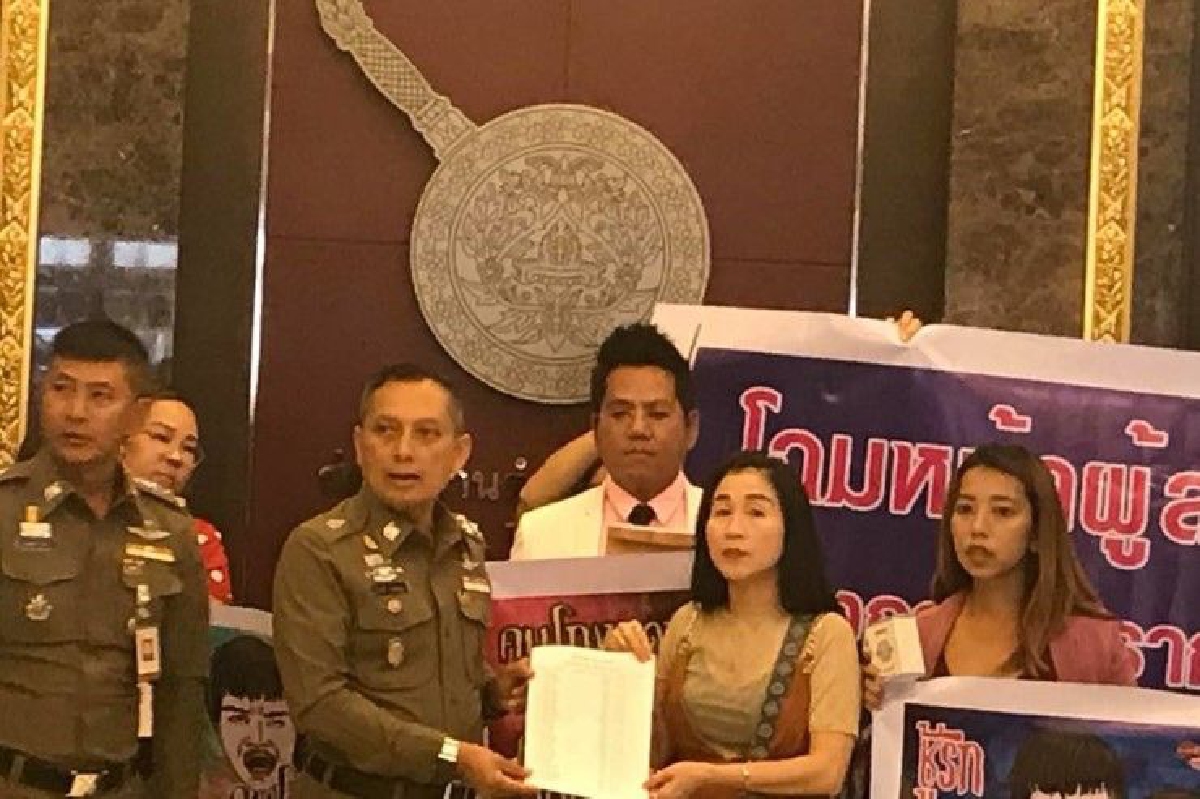 ผู้เสียหายเครือเมจิกสกินเข้าร้องทุกข์เพิ่มกับรองผบ.ตร. ผู้เสียหายเครือเมจิกสกินเข้าร้องทุกข์เพิ่มกับรองผบ.ตร.