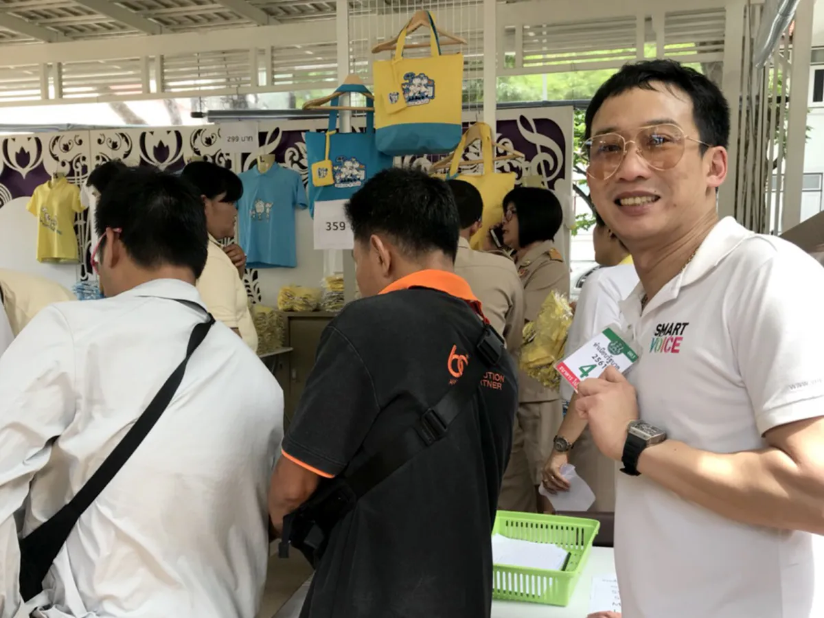 "โอ๊ค" โพสต์ภาพไปต่อแถวซื้อเสื้อ-ถุงผ้าลายฝีพระหัตถ์ ฝาก "ทักษิณ-ยิ่งลักษณ์"