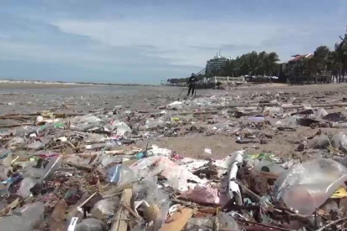 เร่งเก็บขยะหาดบางแสนหลังคลื่นลมแรงพัดมาเกยหาดอื้อ เร่งเก็บขยะหาดบางแสนหลังคลื่นลมแรงพัดมาเกยหาดอื้อ