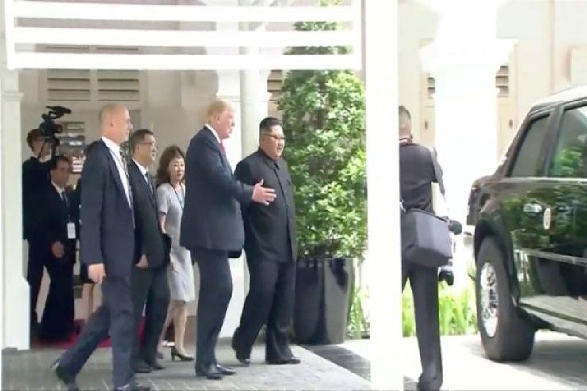 ทรัมป์อวด "รถลิมูซีน" ประจำตำแหน่งให้ "คิมจองอึน" ชื่นชม ทรัมป์อวด "รถลิมูซีน" ประจำตำแหน่งให้ "คิมจองอึน" ชื่นชม
