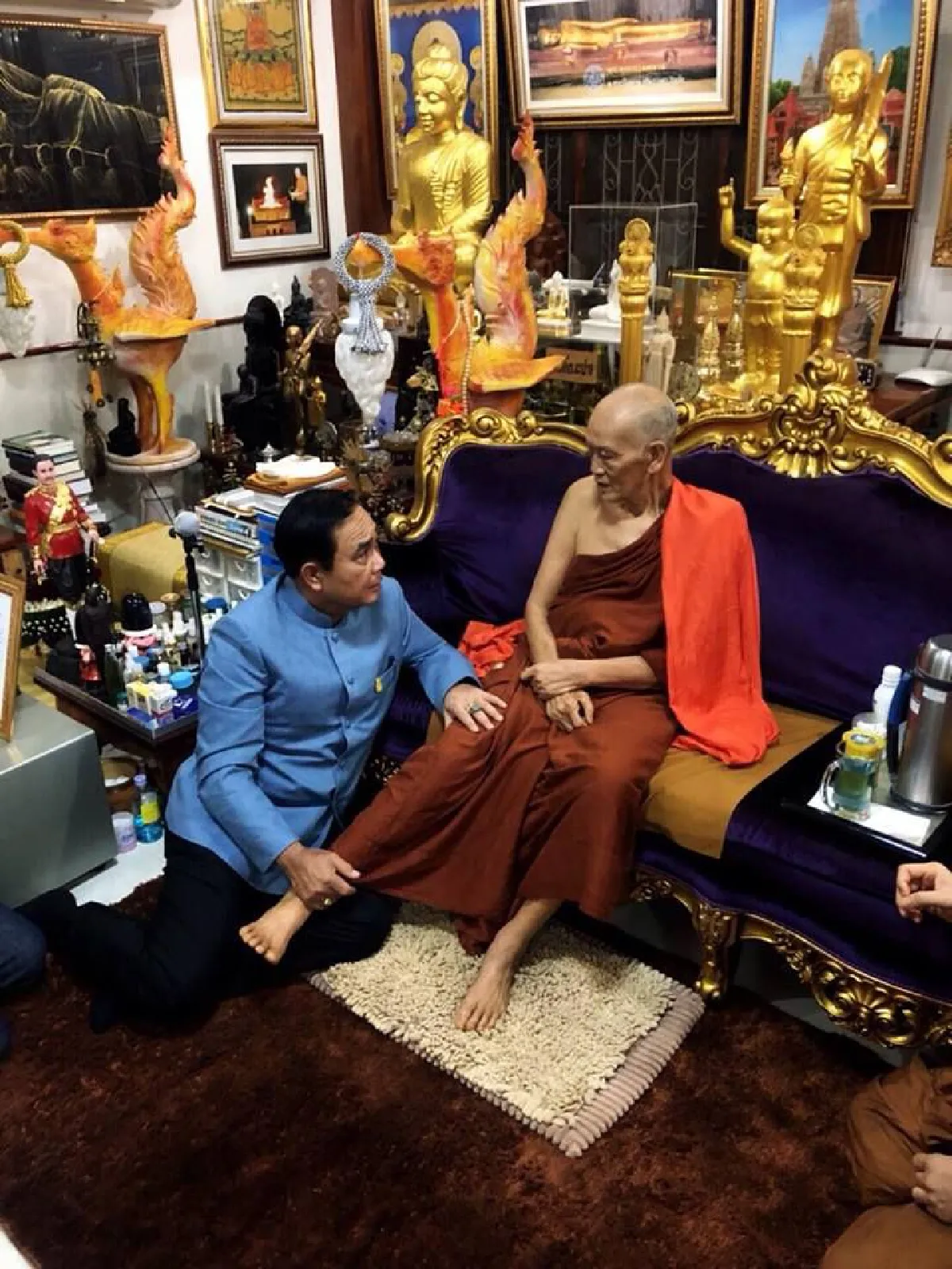 "พระสงฆ์ดี จะอยู่อย่างง่ายและสงบ" พล.อ.ประยุทธ์ ชื่นชมหลวงปู่ลี
