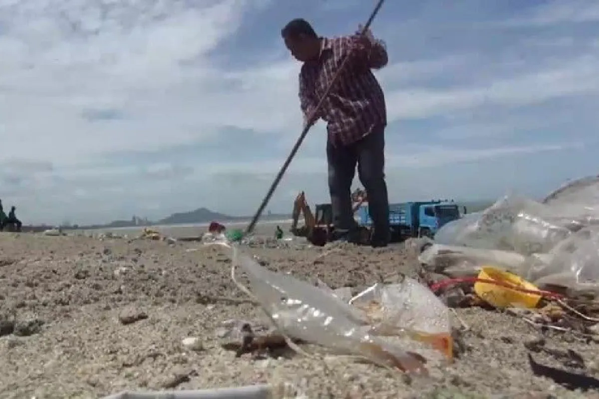 เร่งเก็บขยะหาดบางแสนหลังคลื่นลมแรงพัดมาเกยหาดอื้อ