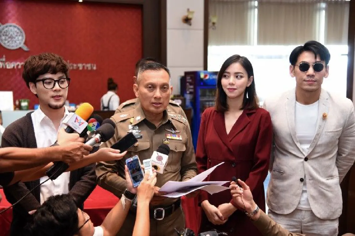 "ทอมรูม39-นิวเคลียร์-เพชรจ้า" เข้าให้ข้อมูลตร.ปมรีวิวเมจิกสกรีน