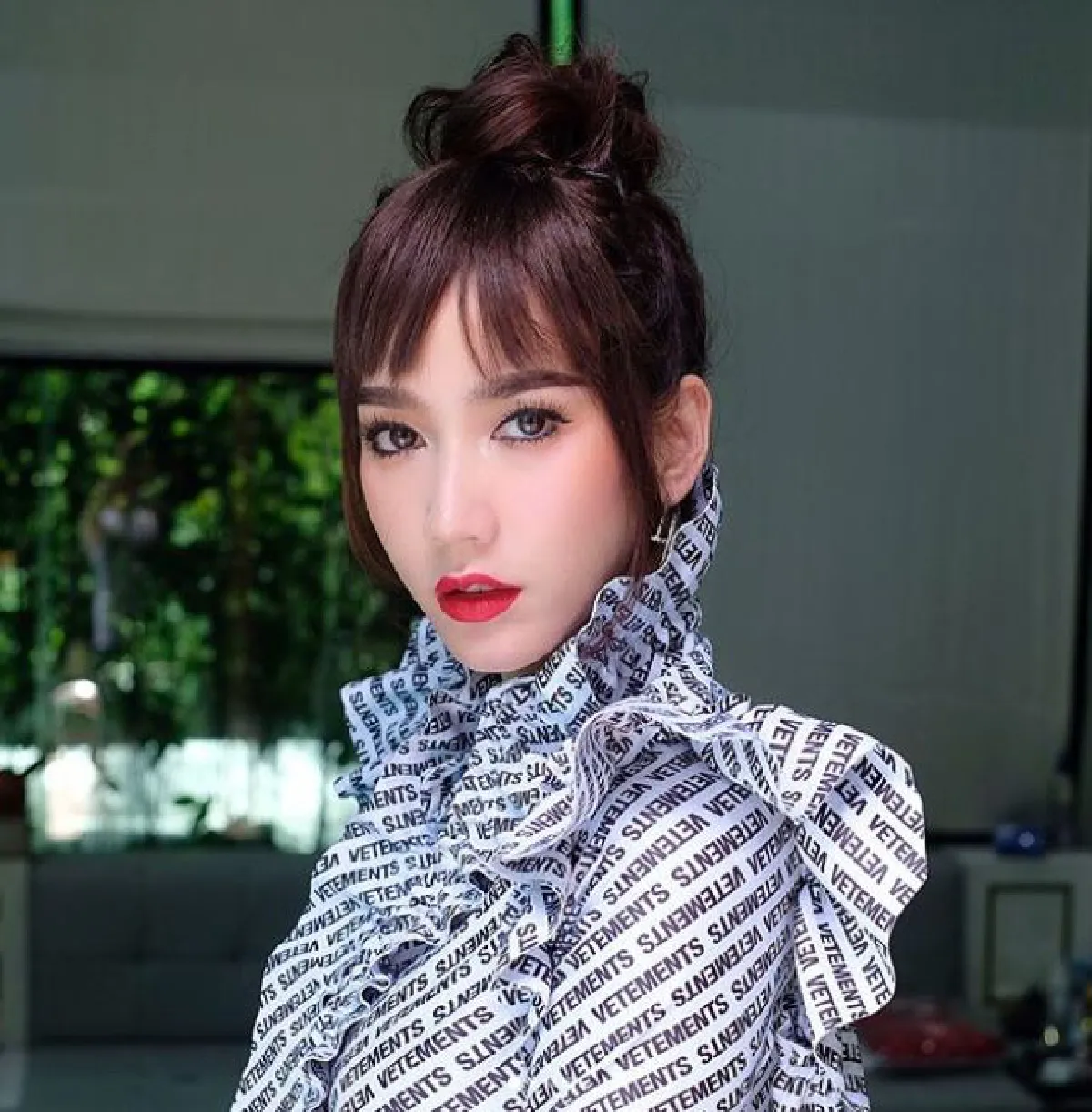 สวยเป๊ะจนซุปตาร์มาเม้นต์! น้องทราย คอสเพลย์ชุด อั้ม พัชราภา ด้วยหนังสือพิมพ์