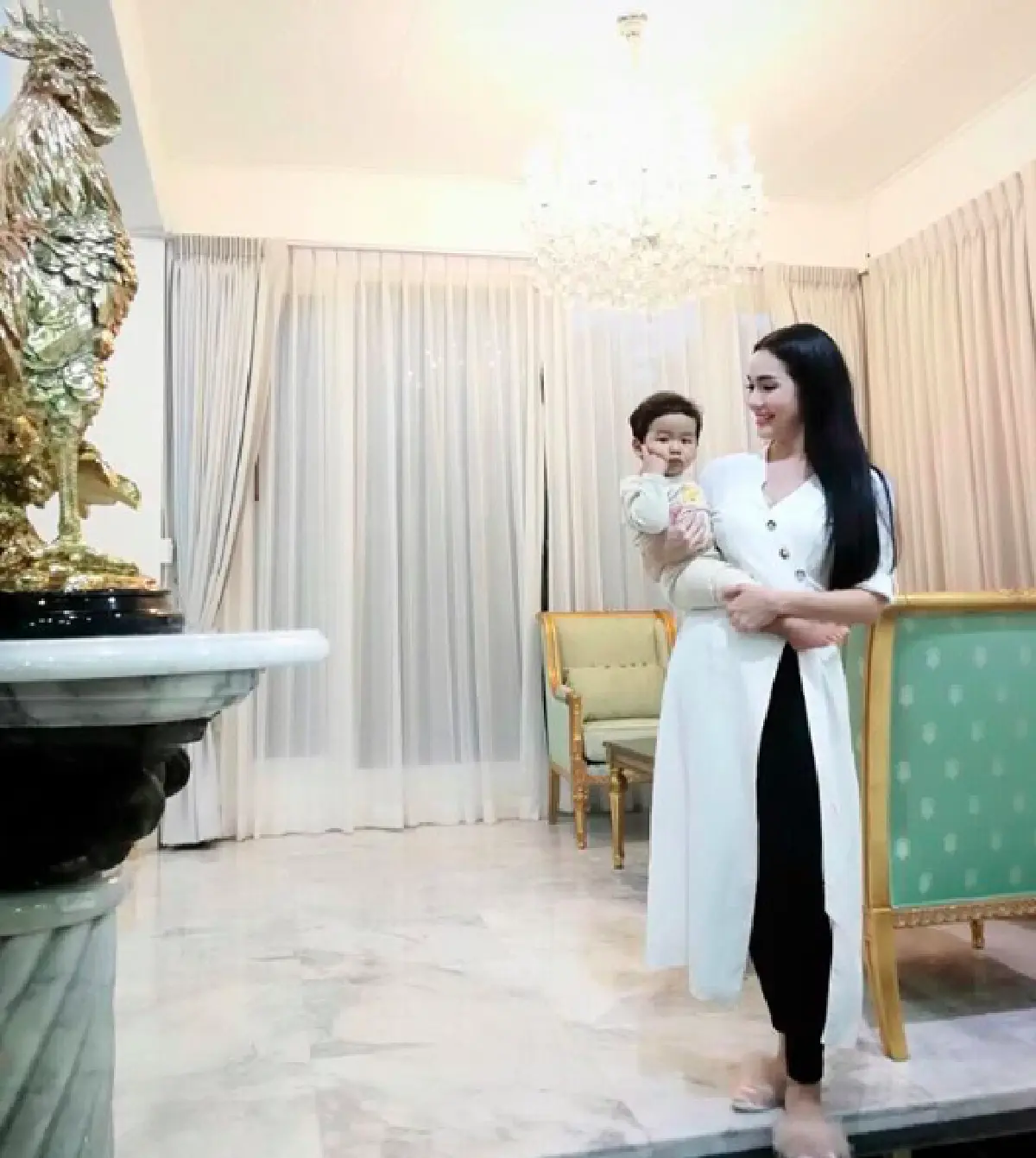 ส่องบ้านหลังใหญ๋สุดหรูของ "อ๋อม สกาวใจ” ที่แต่ละห้องอลังการมาก