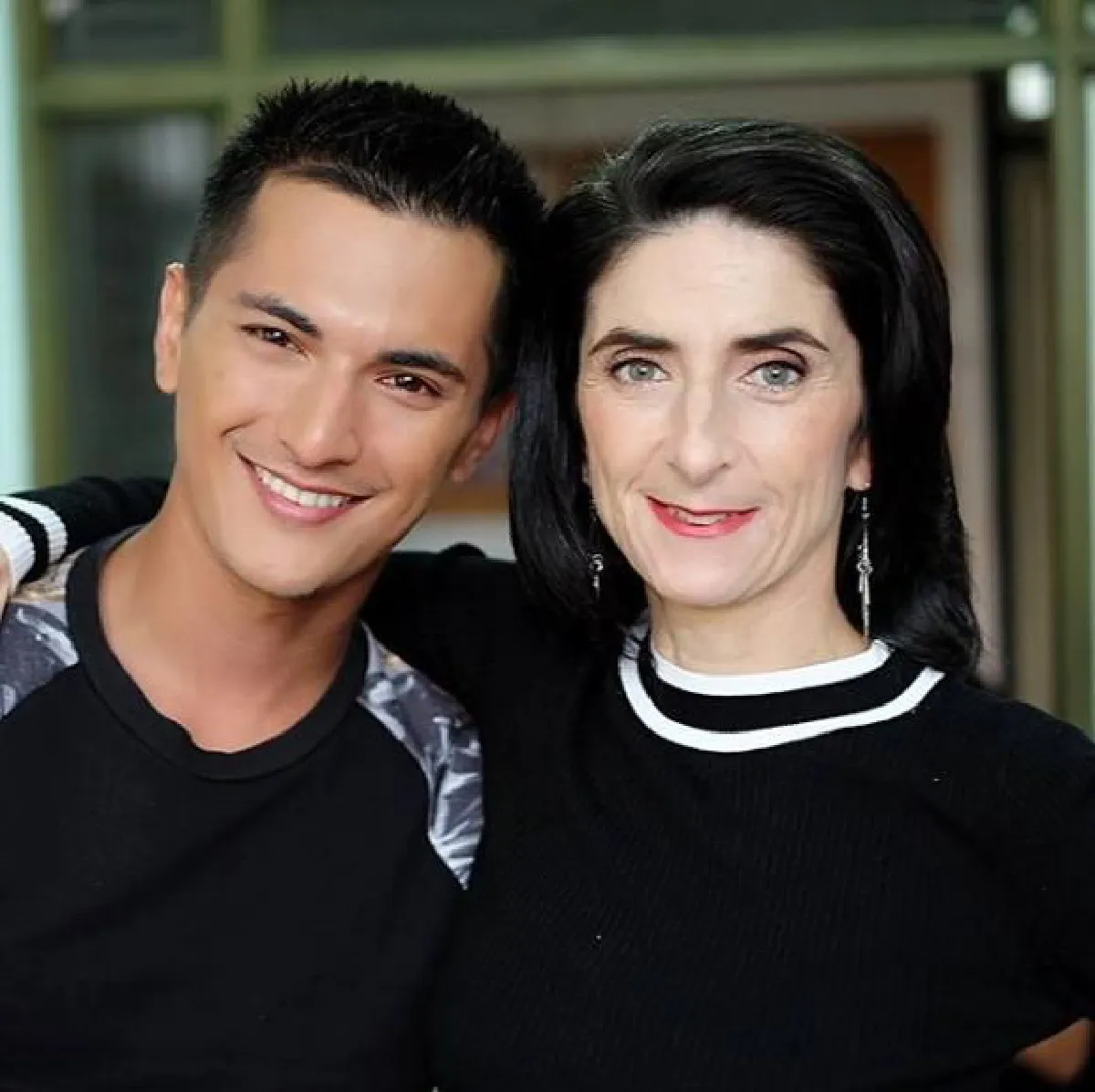 ลูกๆหลบไปก่อน! คุณแม่ชิน ชินวุฒ ปรับลุคเท่เป็นซุปเปอร์โมเดลรุ่นเก๋า