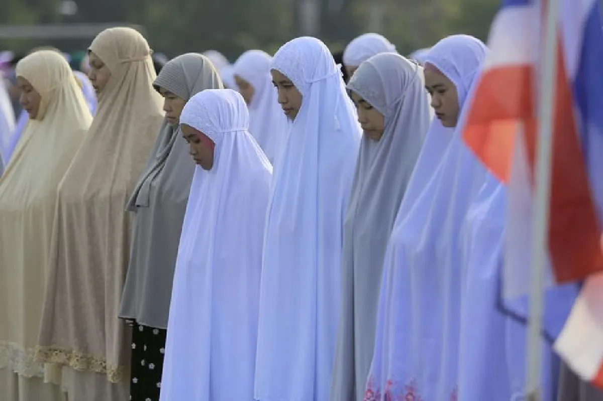 ชายไทยมุสลิมฉลองวันออกบวชสิ้นสุดเดือนรอมฎอน