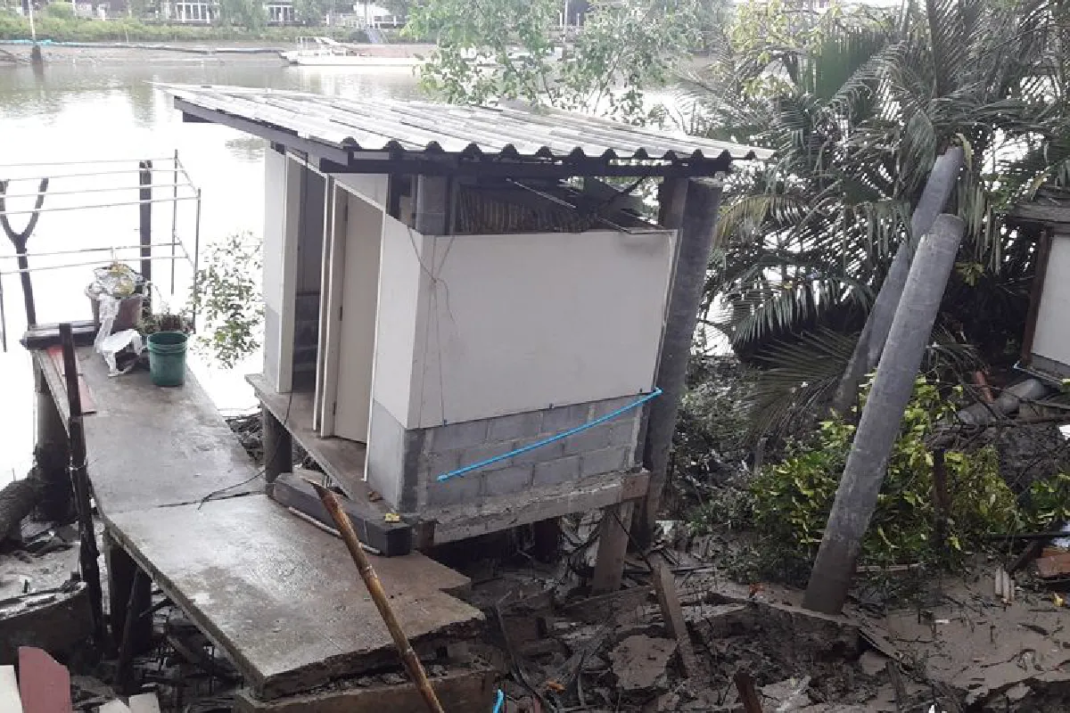 ฝนถล่มพระสมุทรเจดีย์ดินตลิ่งทรุดดึงบ้านลงคลอง