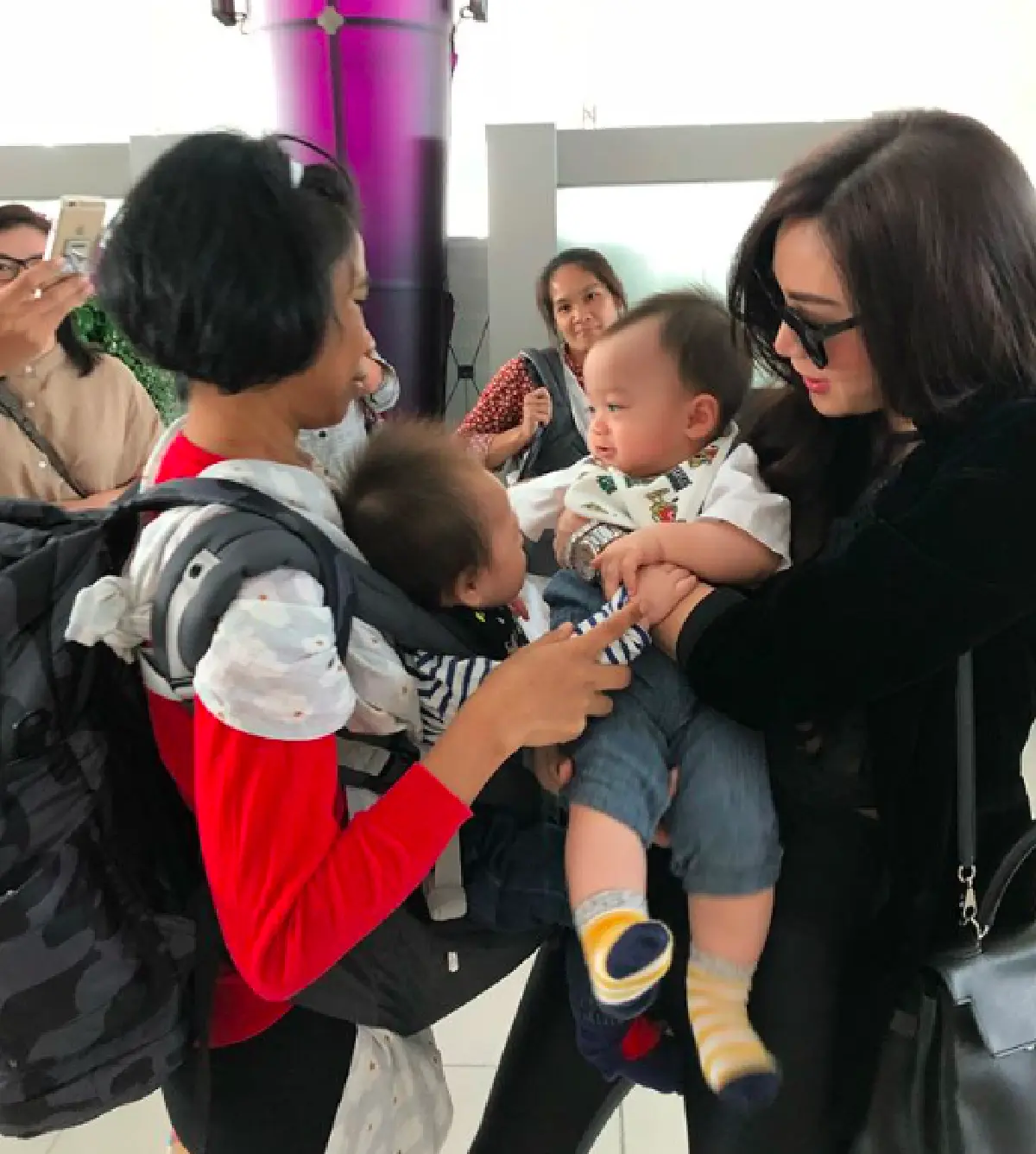 “น้องพายุ” ยิ้มหวานเบอร์ใหญ่ หลังเจอ “น้าเมย์” ขออุ้มถ่ายรูป