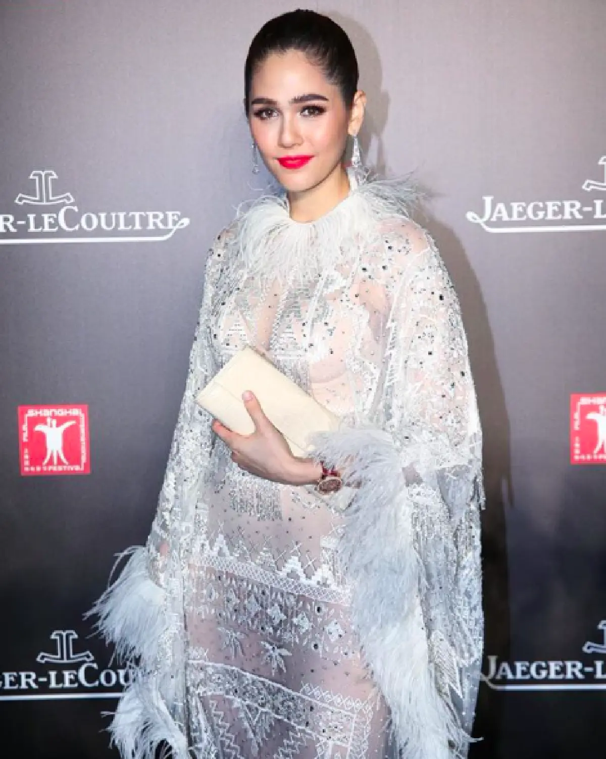 เริ่ดอีกแล้ว! “ชมพู่” ร่วมเดินพรมแดงเทศกาลหนังเซี้ยงไฮ้