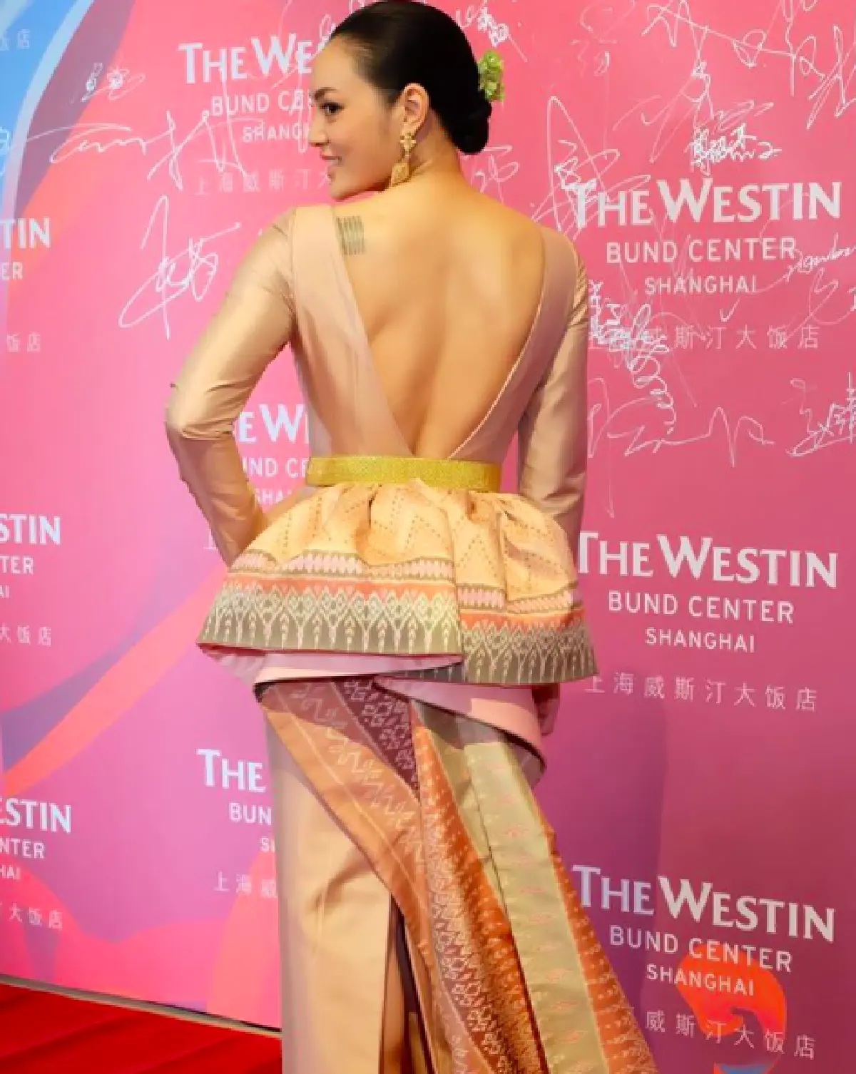 สุดภูมิใจ! “ตั๊ก” สวมชุดผ้าไหม เดินพรมแดงเทศกาลหนังเซี่ยงไฮ้ ฐานะผู้กำกับ