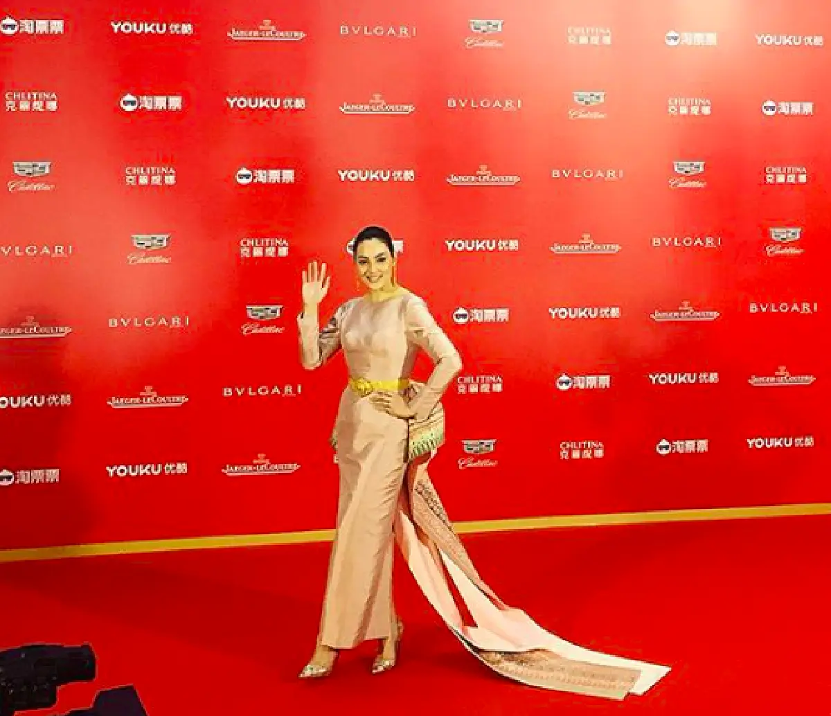 สุดภูมิใจ! “ตั๊ก” สวมชุดผ้าไหม เดินพรมแดงเทศกาลหนังเซี่ยงไฮ้ ฐานะผู้กำกับ