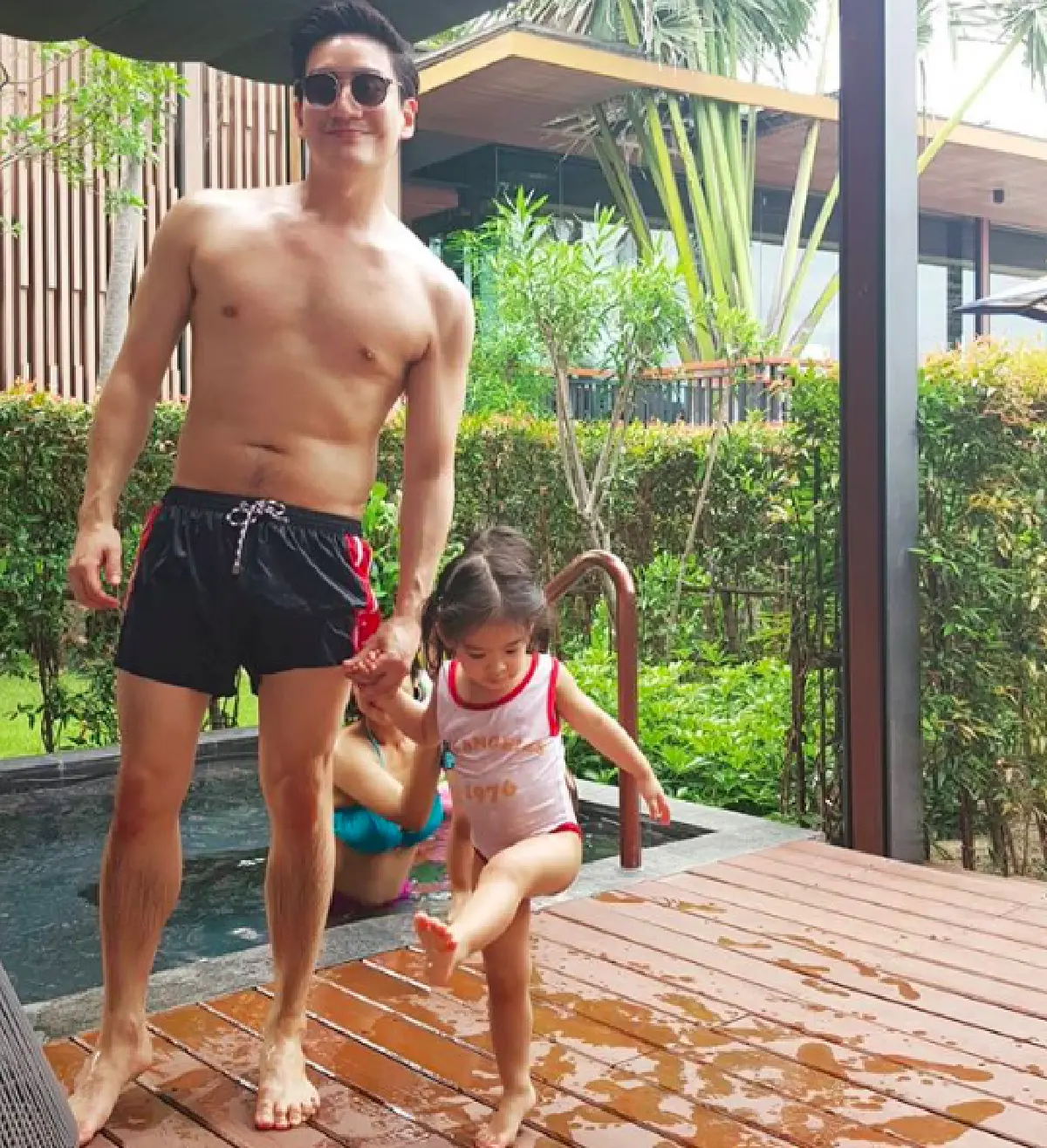 พ่อแม่วัยรุ่นกับลูกๆ ของพวกเค้า! “โอปอล์-หมอโอ๊ค” พาลูกแฝด เล่นน้ำหัวหิน